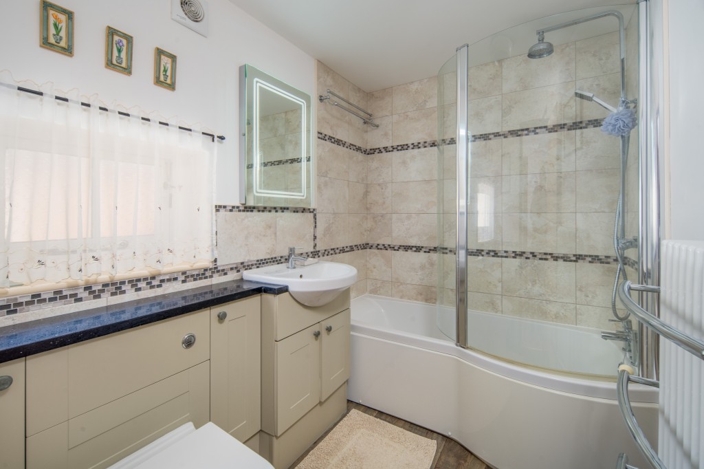 Lot: 108 - CHARMING COTTAGE WITH SELF-CONTAINED ANNEXE, GARDENS AND GARAGE - Bathroom with white suite